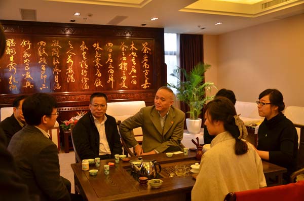 蔡奇部长视察茶叶拍卖中心调研茶产业发展情况