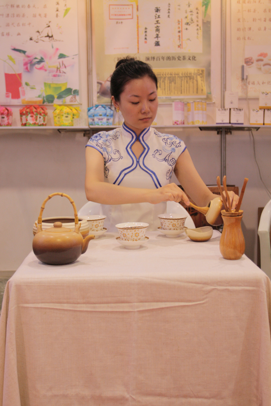 企业茶艺队在中华老字号精品博览会中表演茶艺